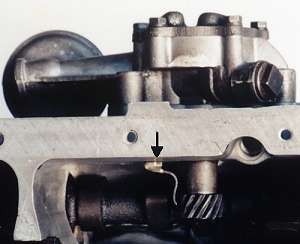 Position of pump, cam, gears to the oil pan rail